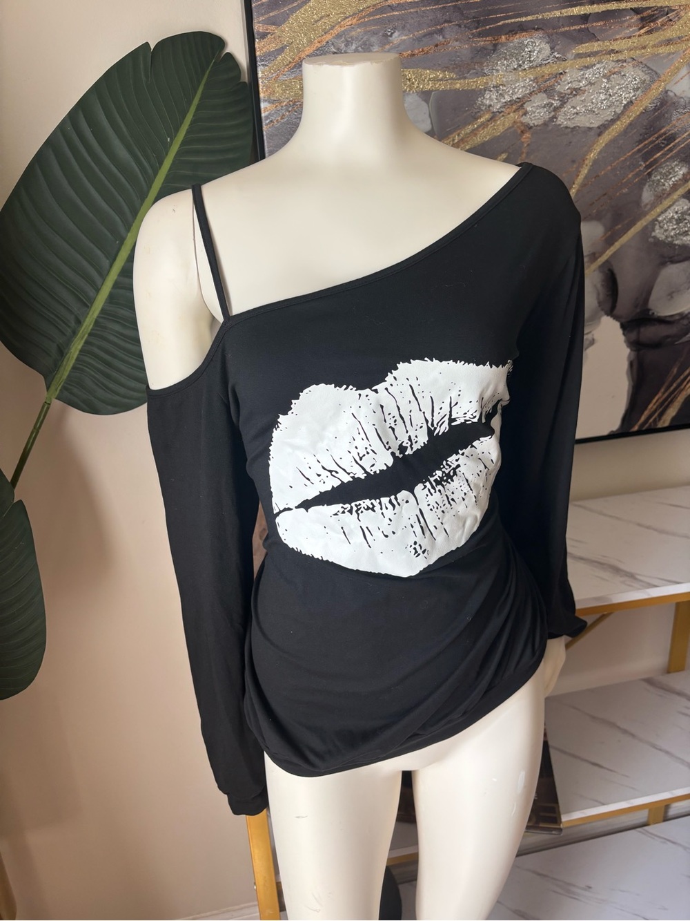 Black One-Shoulder Kiss Graphic Top